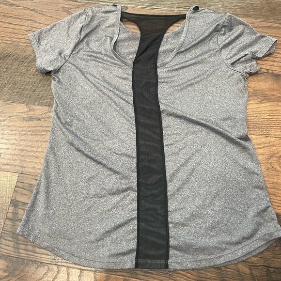 Women’s athletic shirt. Size medium. Gray. - Picture 2 of 2